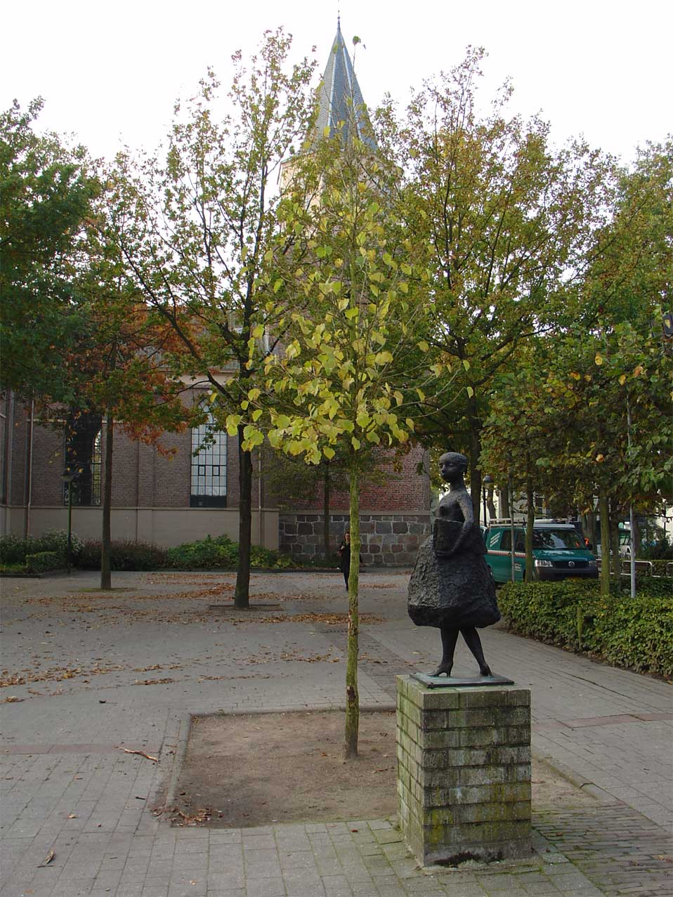 Beeld De Teenager, bij de kerk aan het marktplein in Emmen