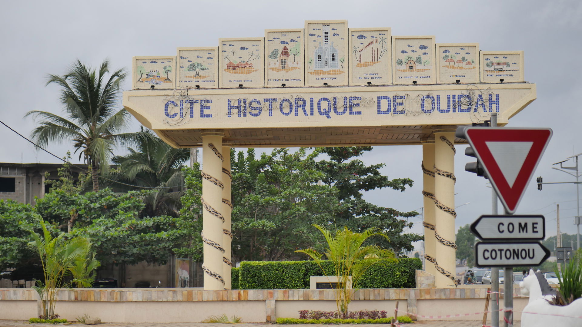 Entrée de la cité historique de Ouidah en quittant cotonou