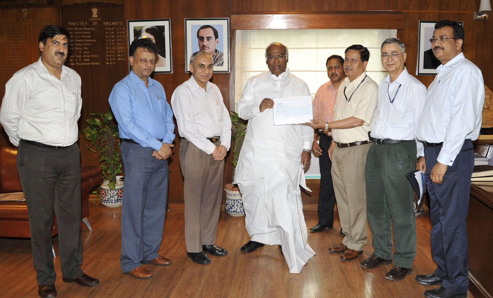 The Union Minister for Railways, Shri Mallikarjun Kharge receiv…