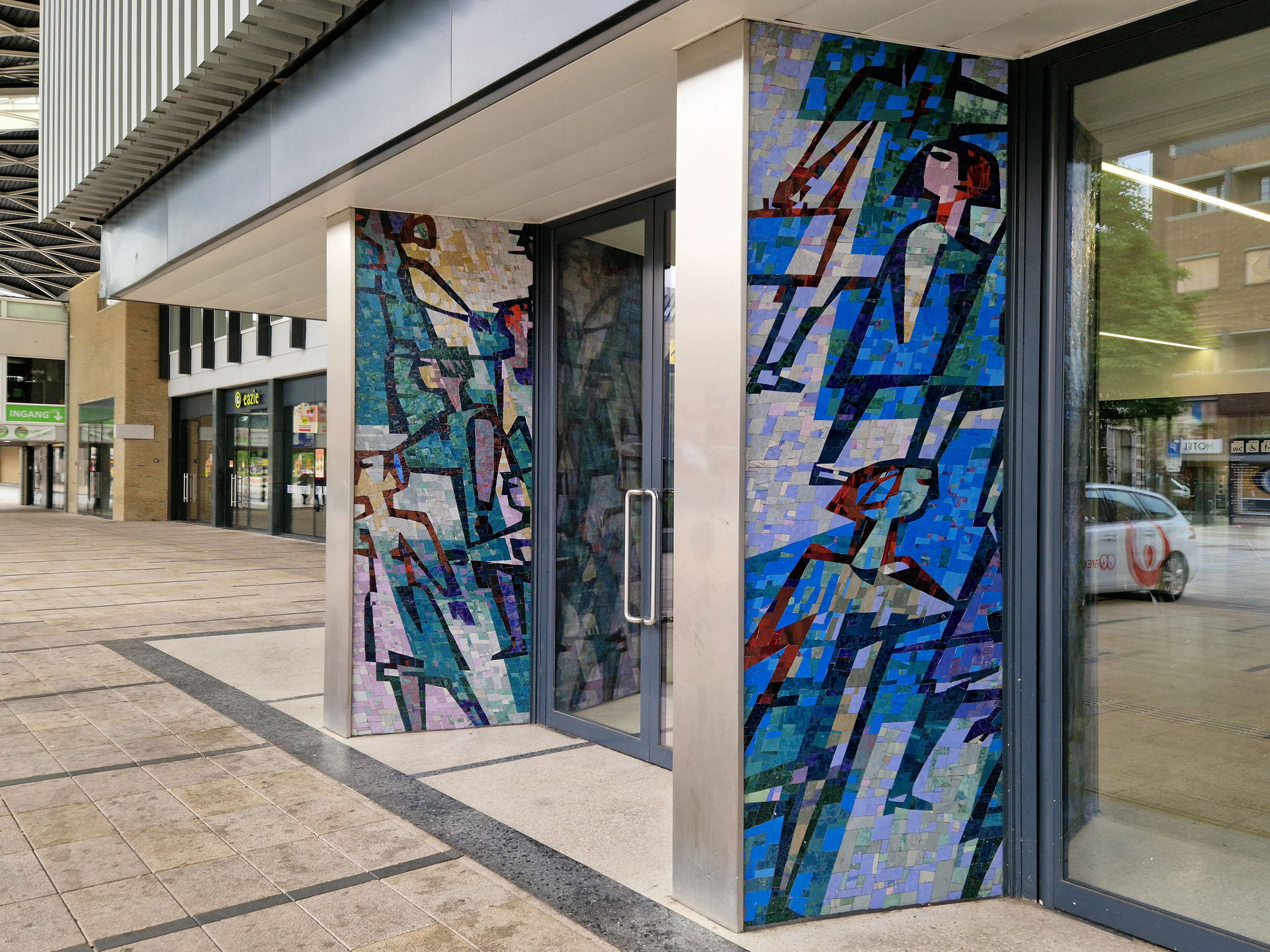 Glass mosaic panels at the entrance of Tilburg Central Station …