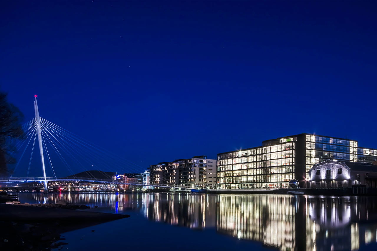 Ypsilon og biblioteket i Drammen fortografert i den blå timen