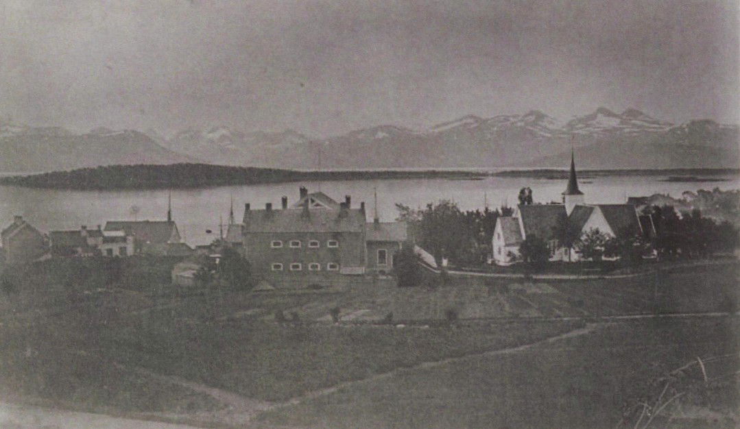 Molde Districtsfængsel and council chamber and church in 1872. …