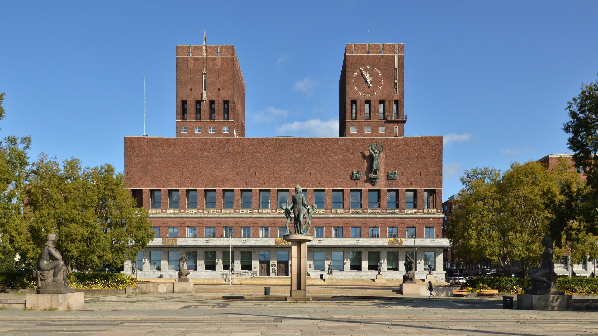 Oslo Rådhus - Oslo City Hall and Rådhusplassen in Oslo, Norway.