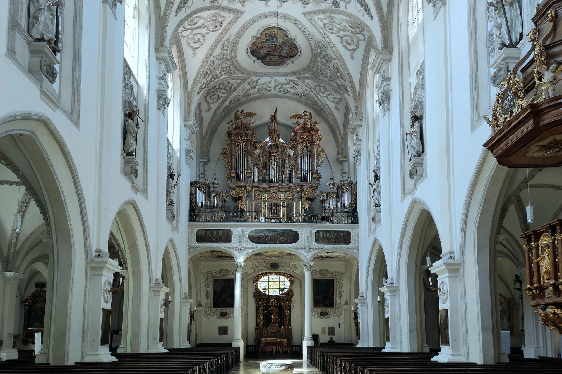 Die katholische Stadtpfarrkirche Mariä Himmelfahrt ist die Haup…