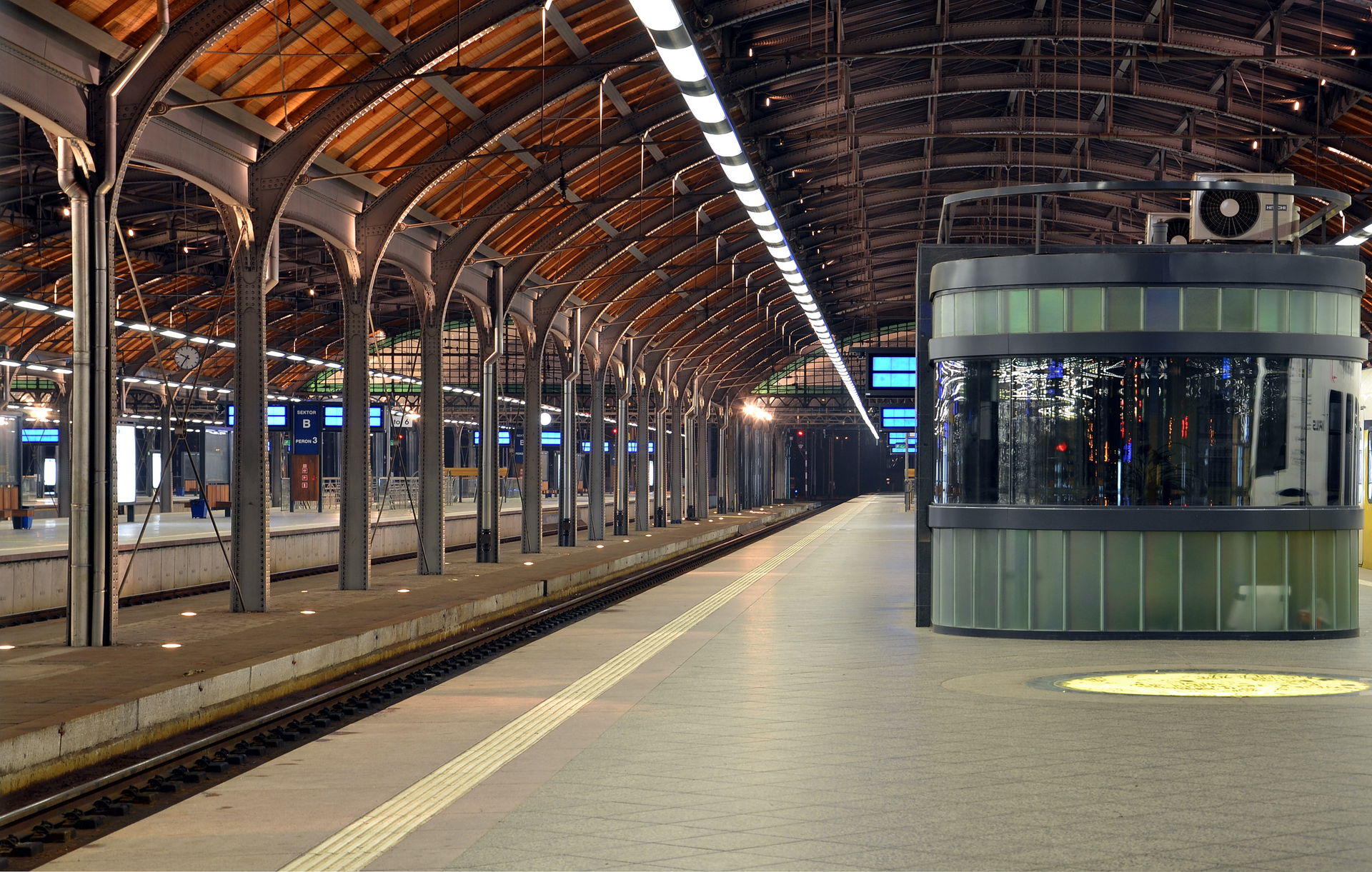 Wrocław Główny (to 1945 Breslau Hauptbahnhof) by night