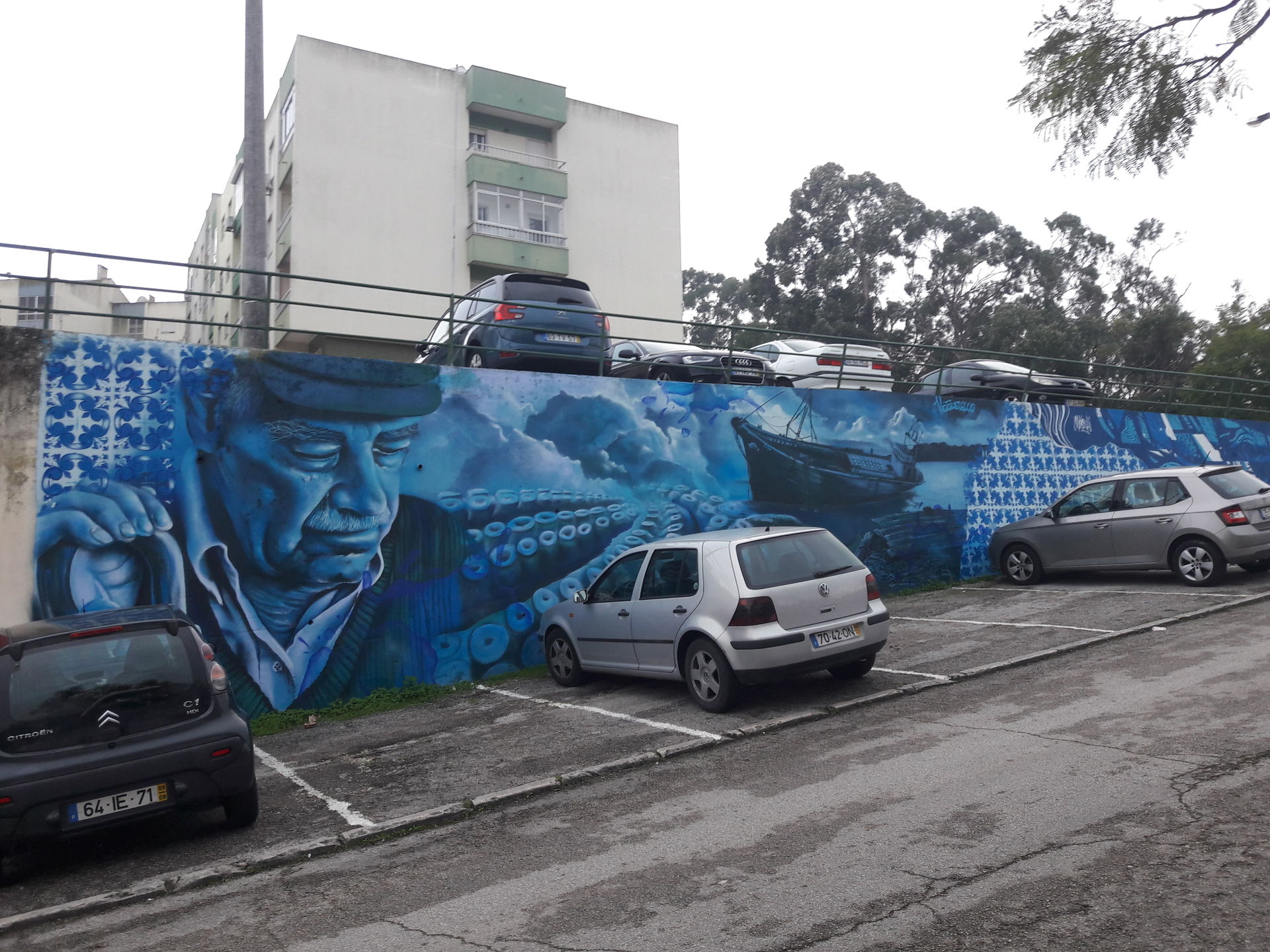 Mural de graffiti em Loures, com tema marítimo