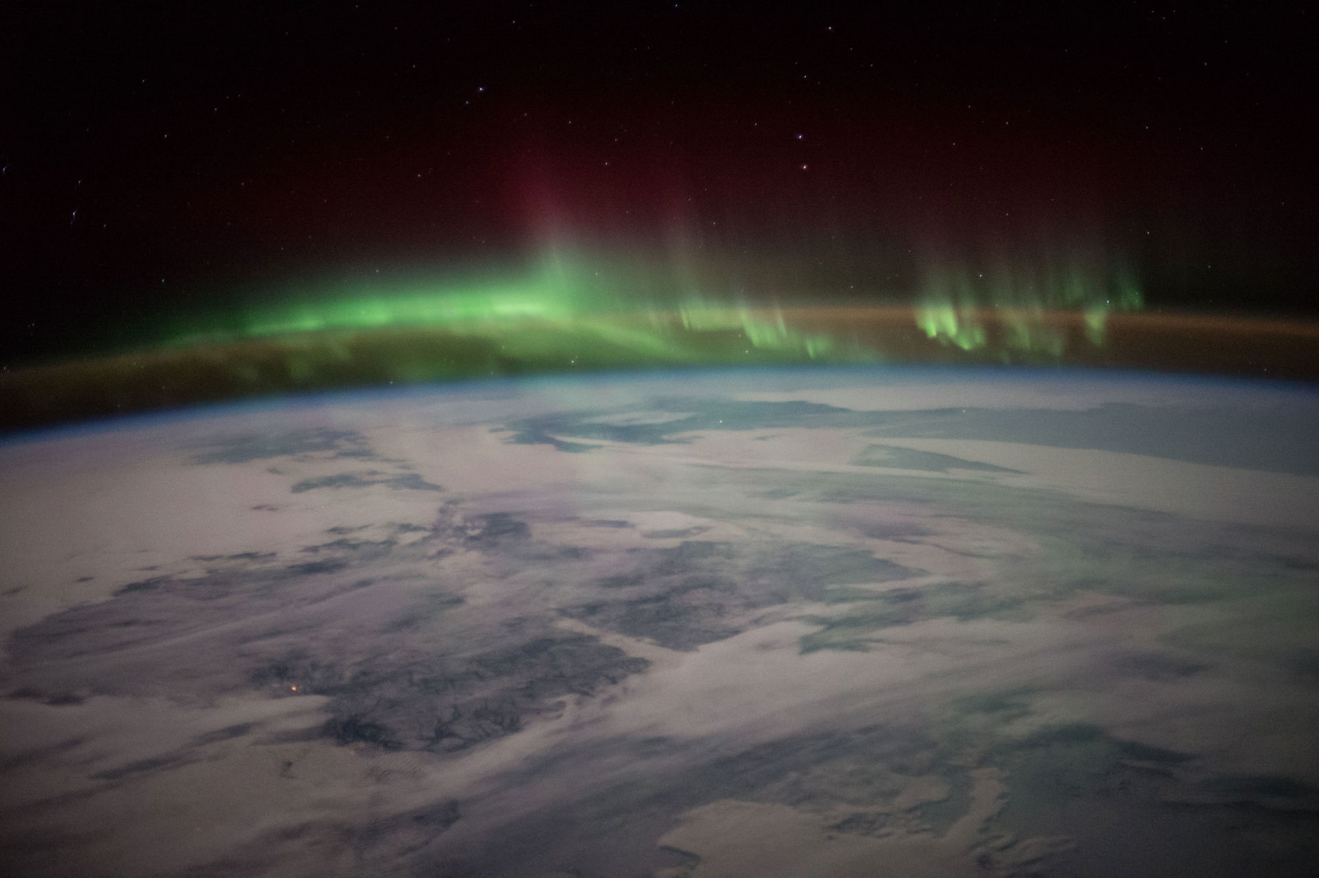 NASA astronaut Scott Kelly took this aurora image over Canada o…