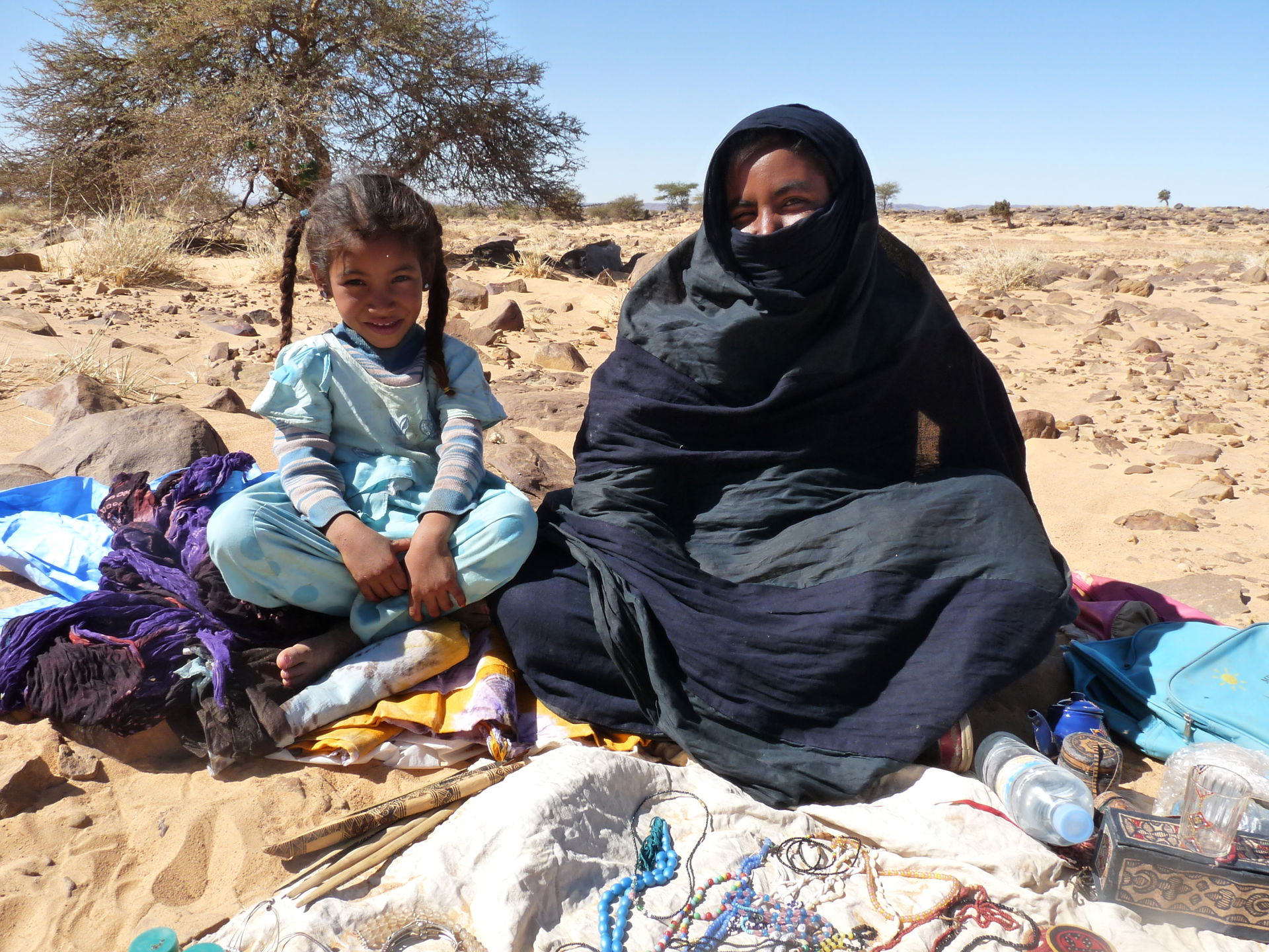 Mother and daughter selling handicraft in Adrar (Mauritania)