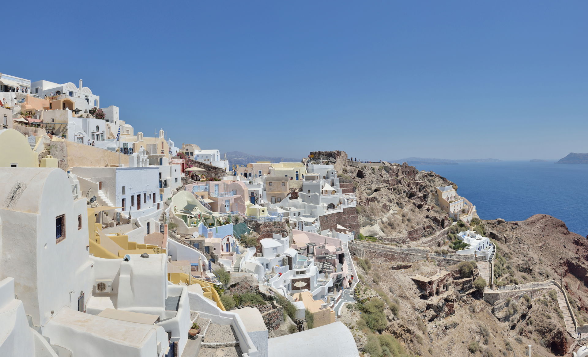Santorini: Ia with view at Venetian castle ruins