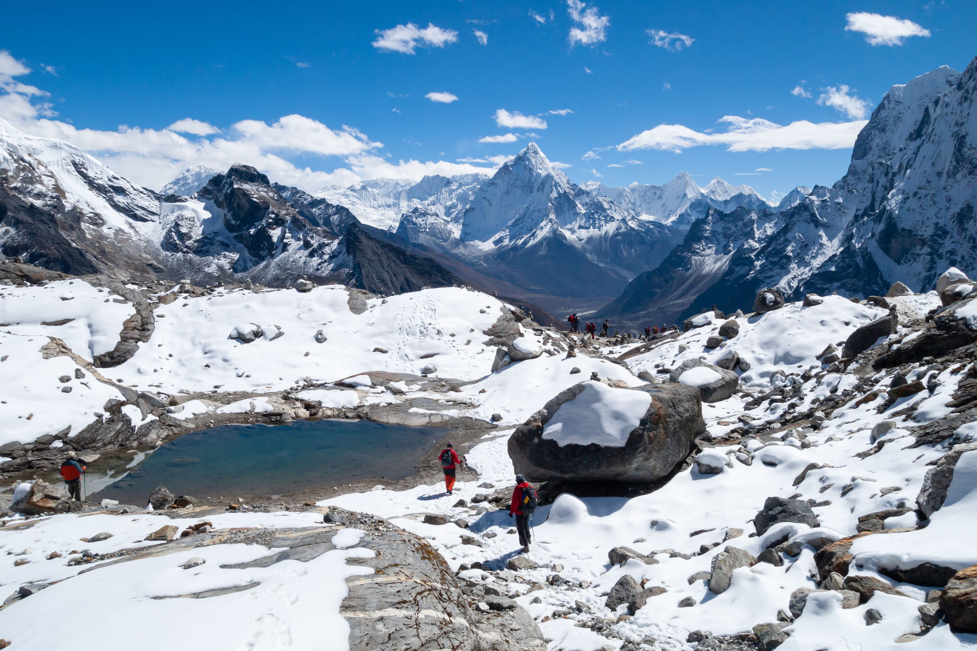 Mountains in snow. Mountain lake. View to the east on descendin…