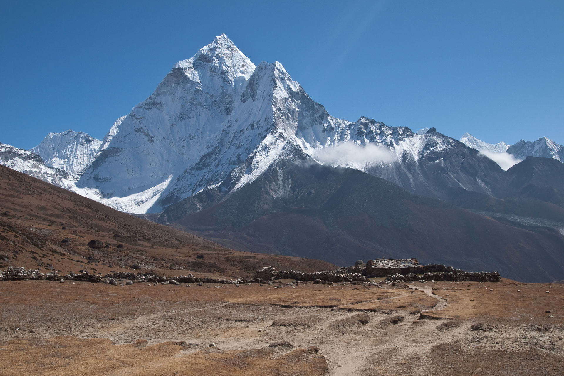 Northwest view of Ama Dablam Mount ("Mother's Necklace", आमा दब…