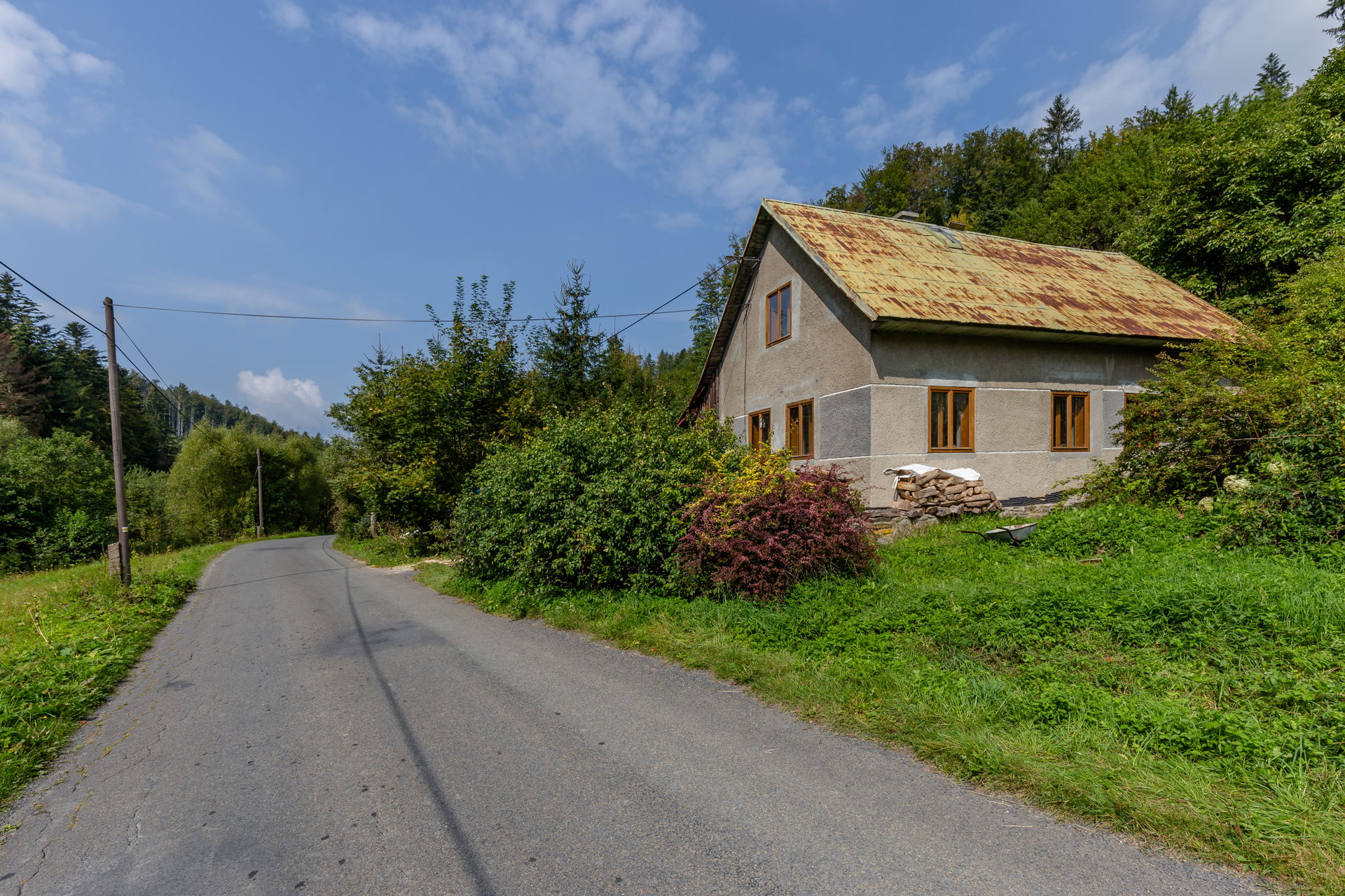 Road III/4875 and a house in Kychová, part of the village Husle…