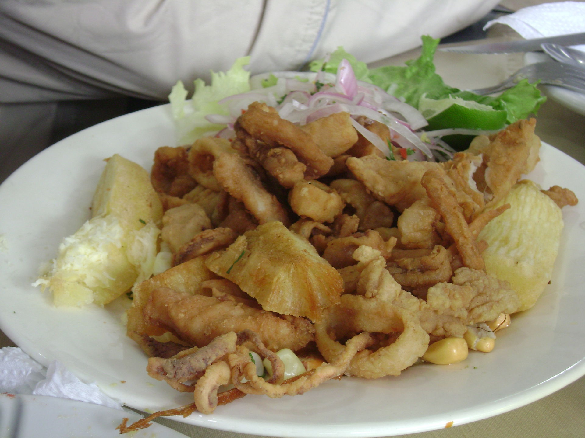 A mixed chicarrón dish, prepared based on fish and shellfish.