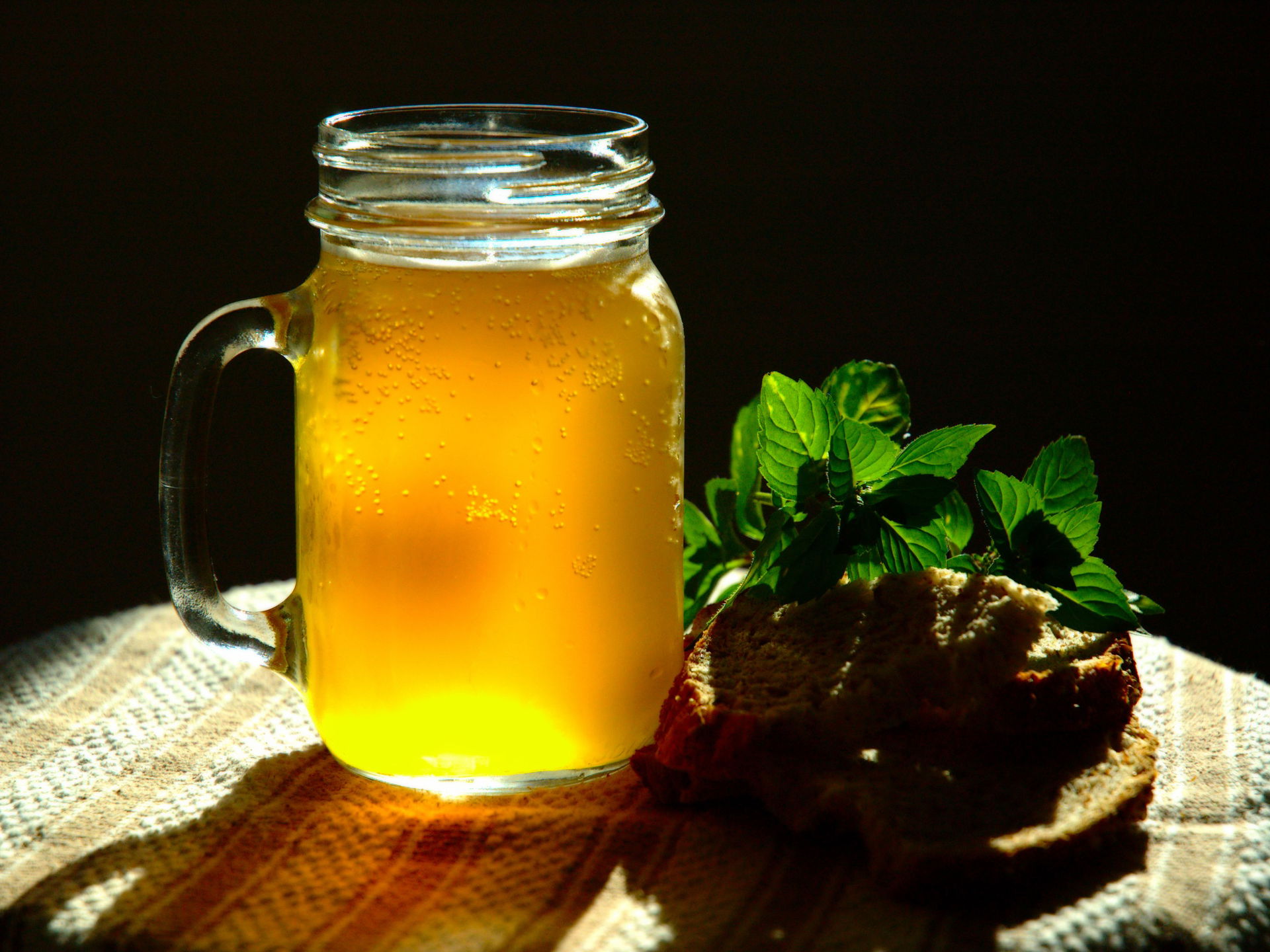 Home-made mint kvas