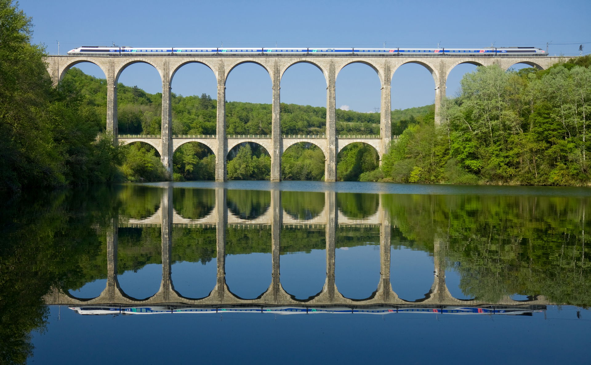 A SNCF TGV PSE trainset is crossing the Cize–Bolozon viaduct ov…