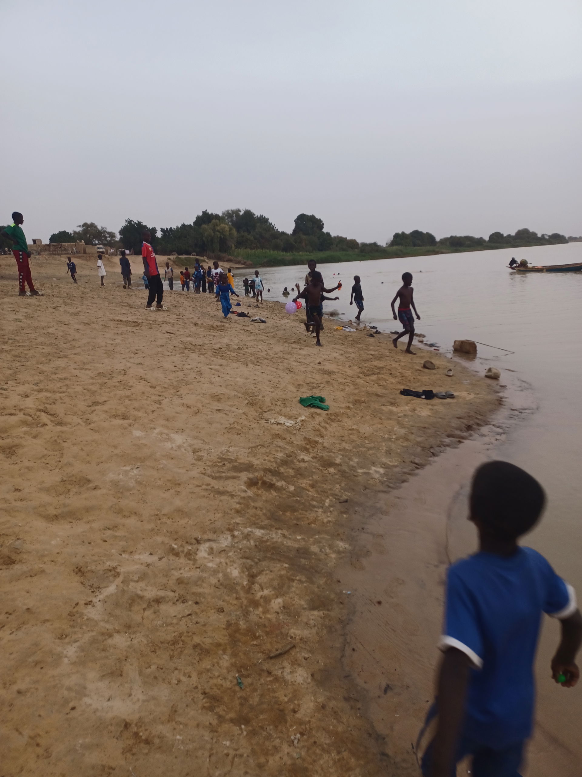 The river lies between Senegal and Mauritania.