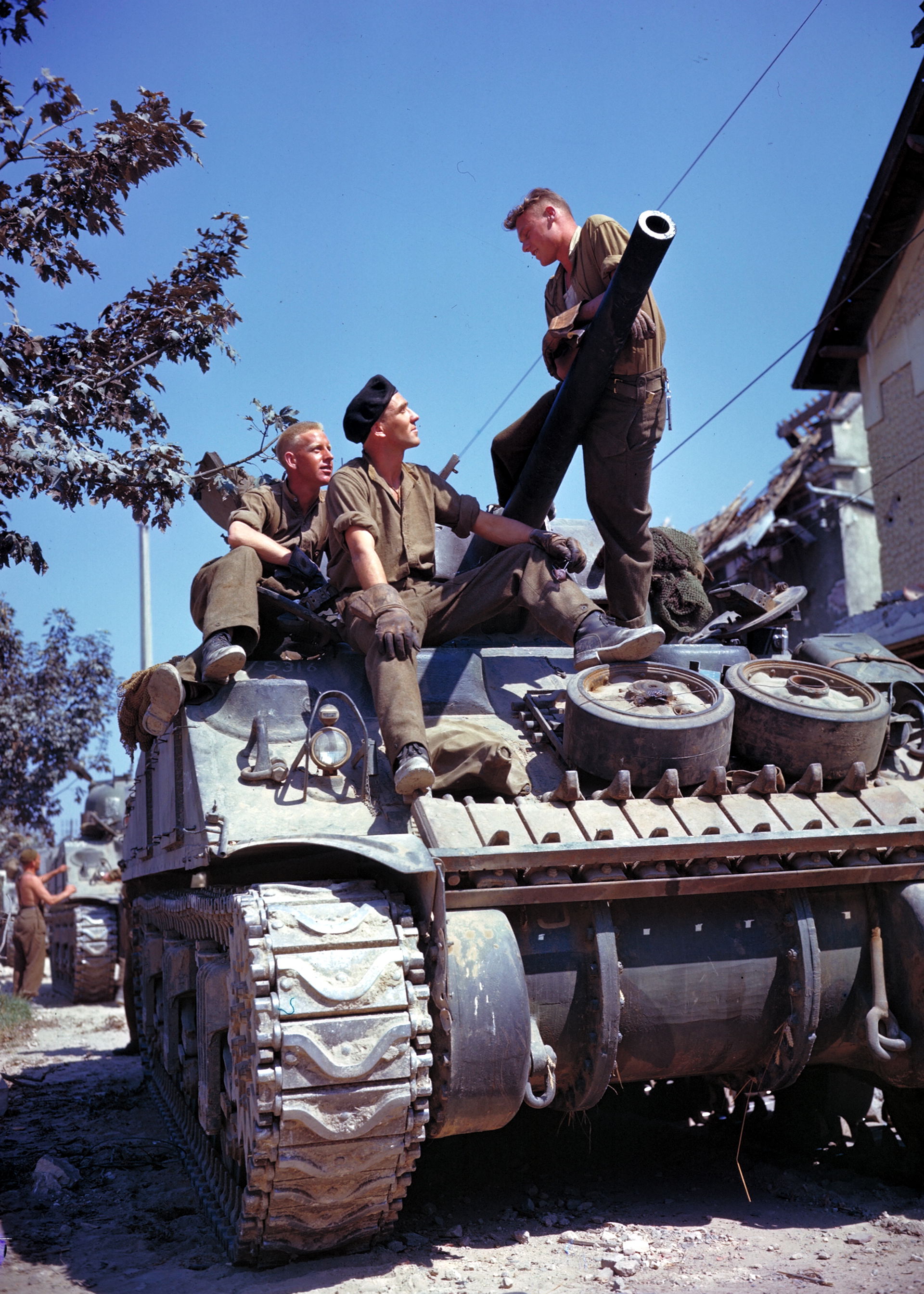 Canadian crew of a Sherman-tank, south of Vaucelles near Caen (…