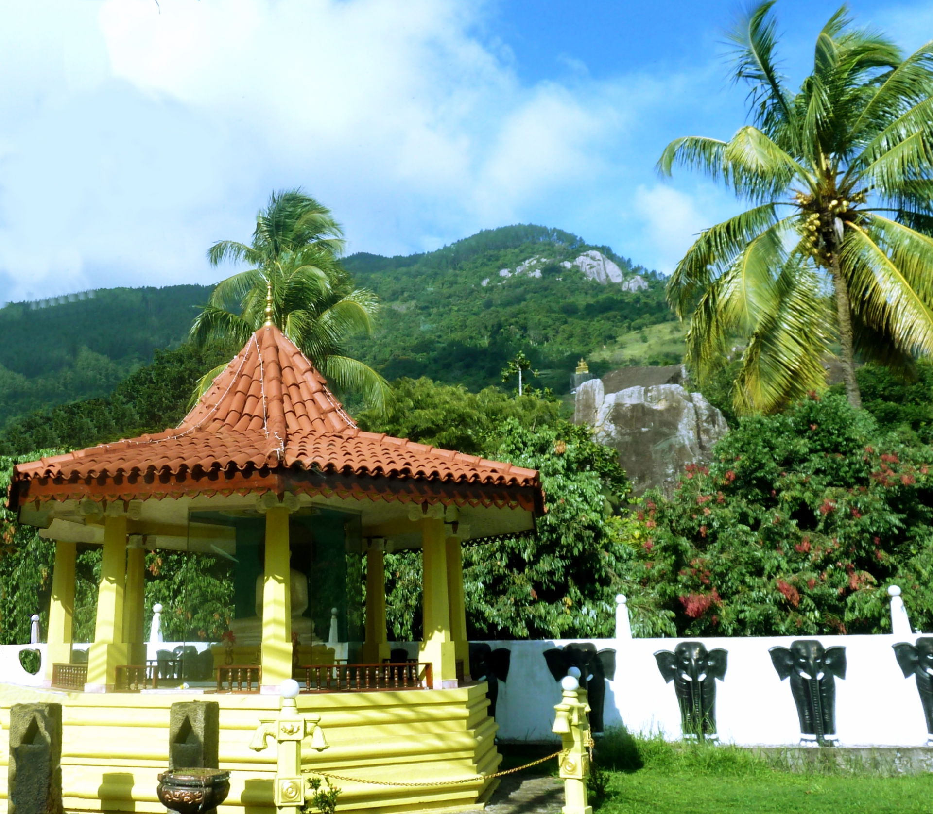 The Buddhist temple Aluvihare Rock Temple (also called Matale A…