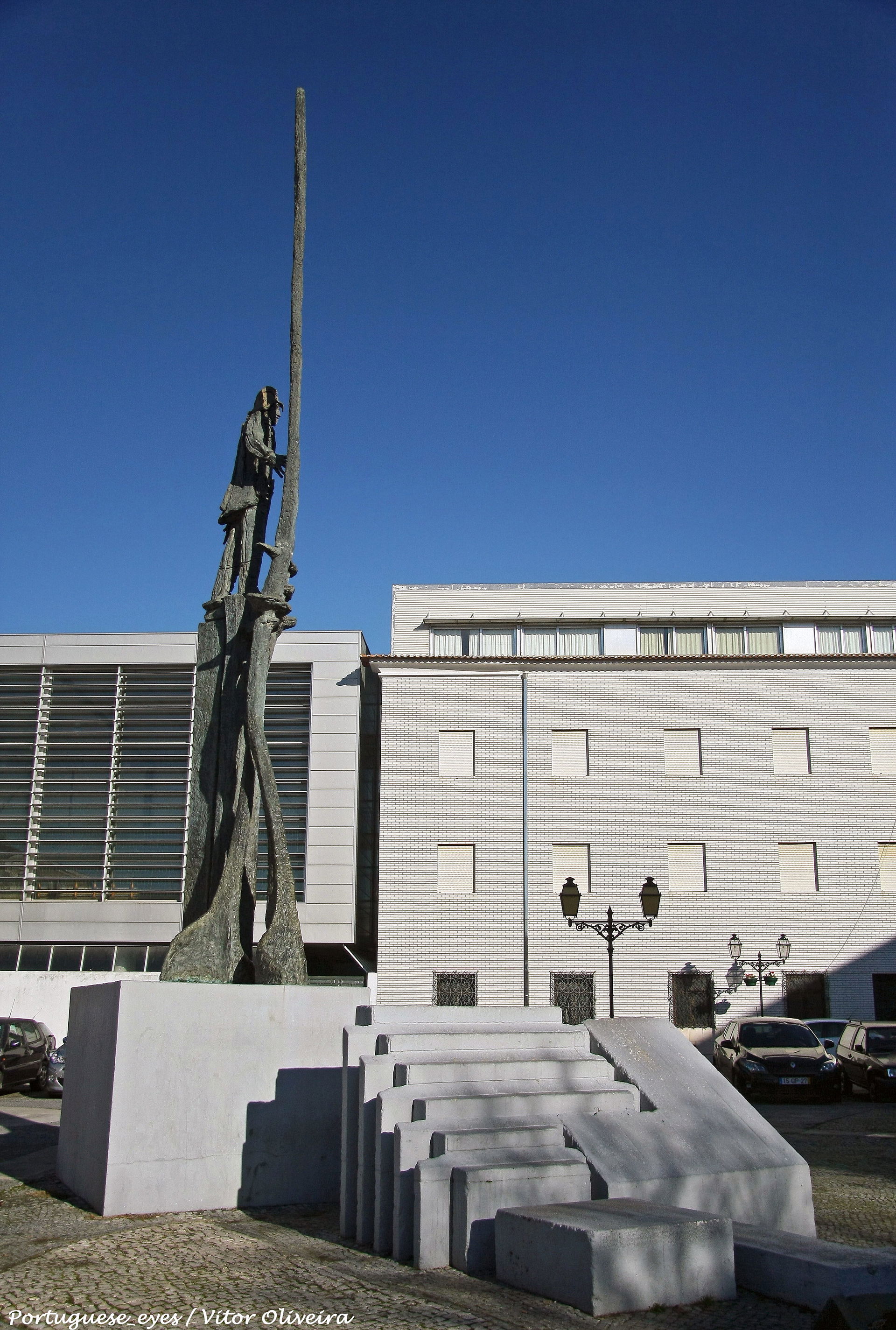 Descrição: Monumento constituído por quatro volumes independent…