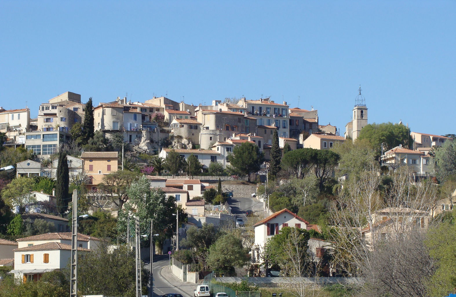 Le village de Saint-Julien sur sa colline, vu depuis les Caillo…