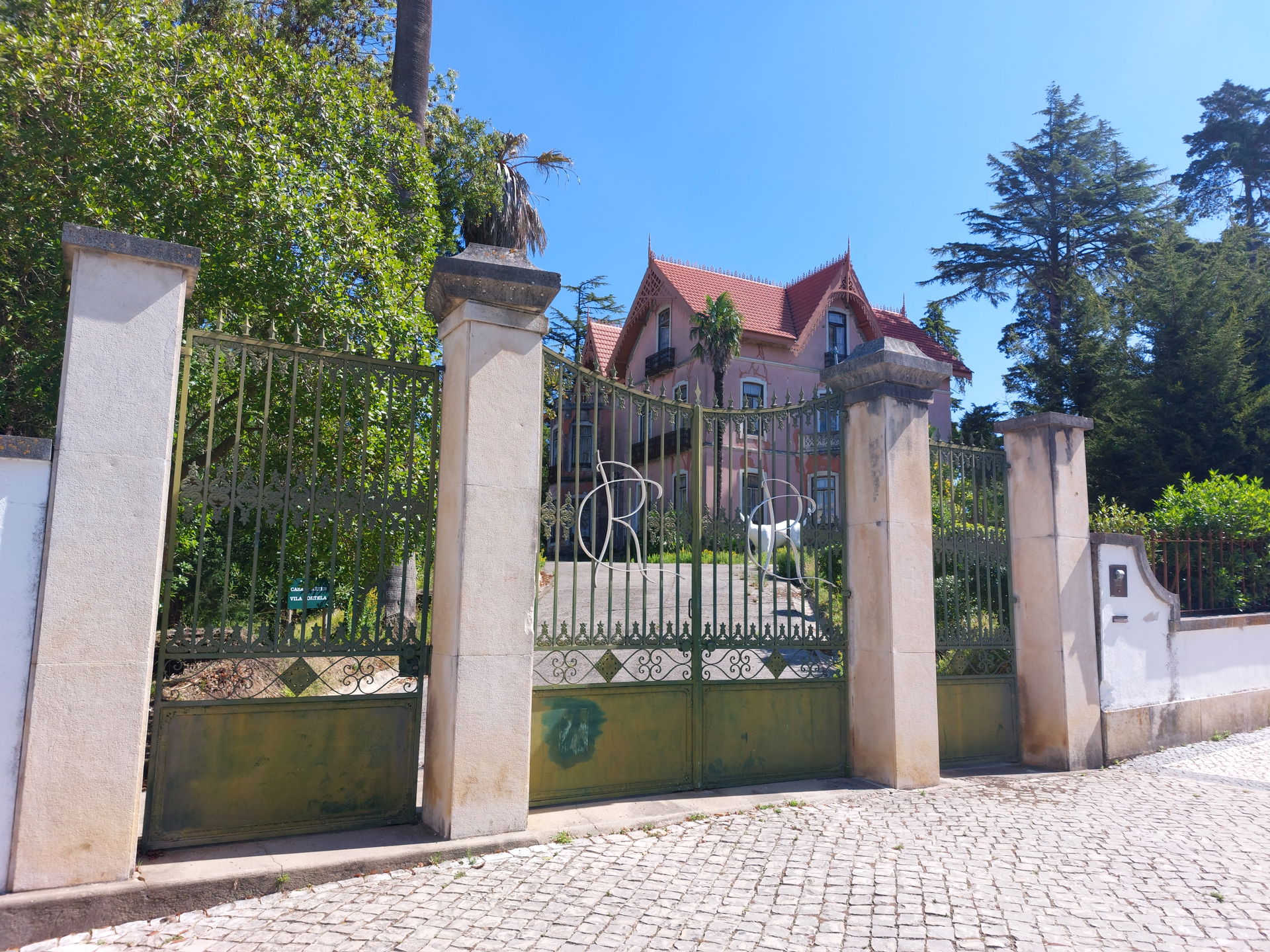 Portões e entrada da Villa Portela