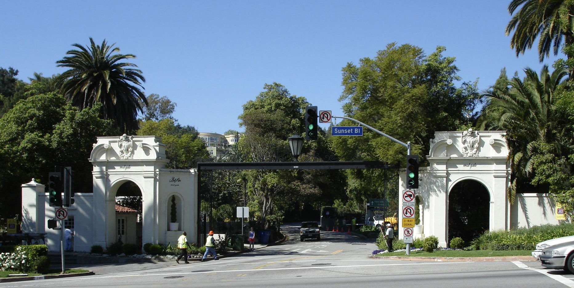 The west entrance of Bel Air at Bellagio and Sunset Blvd (Pictu…