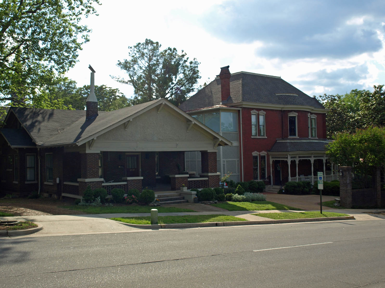Houses on Lincoln Street in the Twickenham Historic District in…