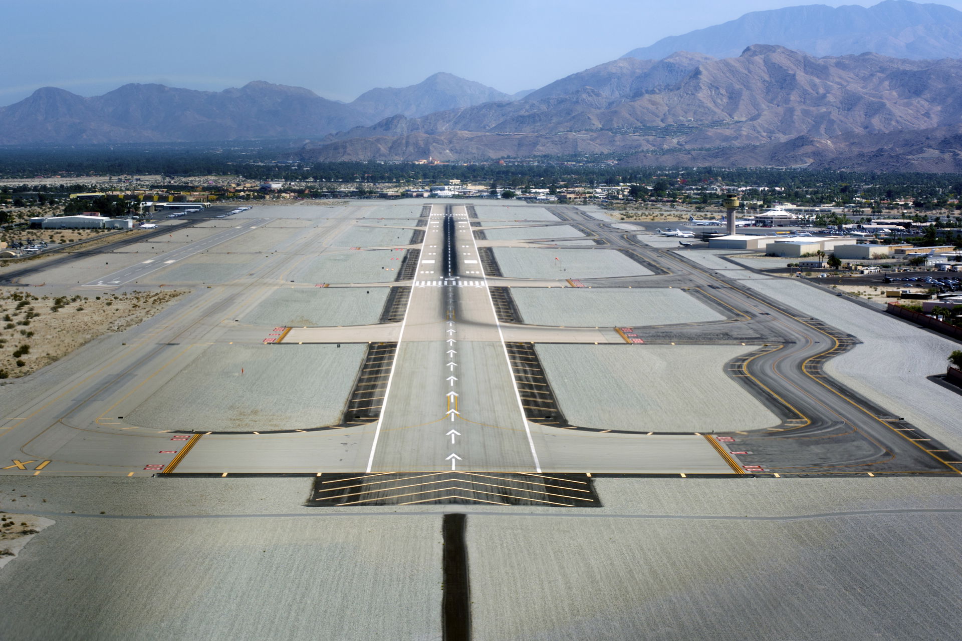 "Short Final Runway 13 Right" - Palm Springs International Airp…