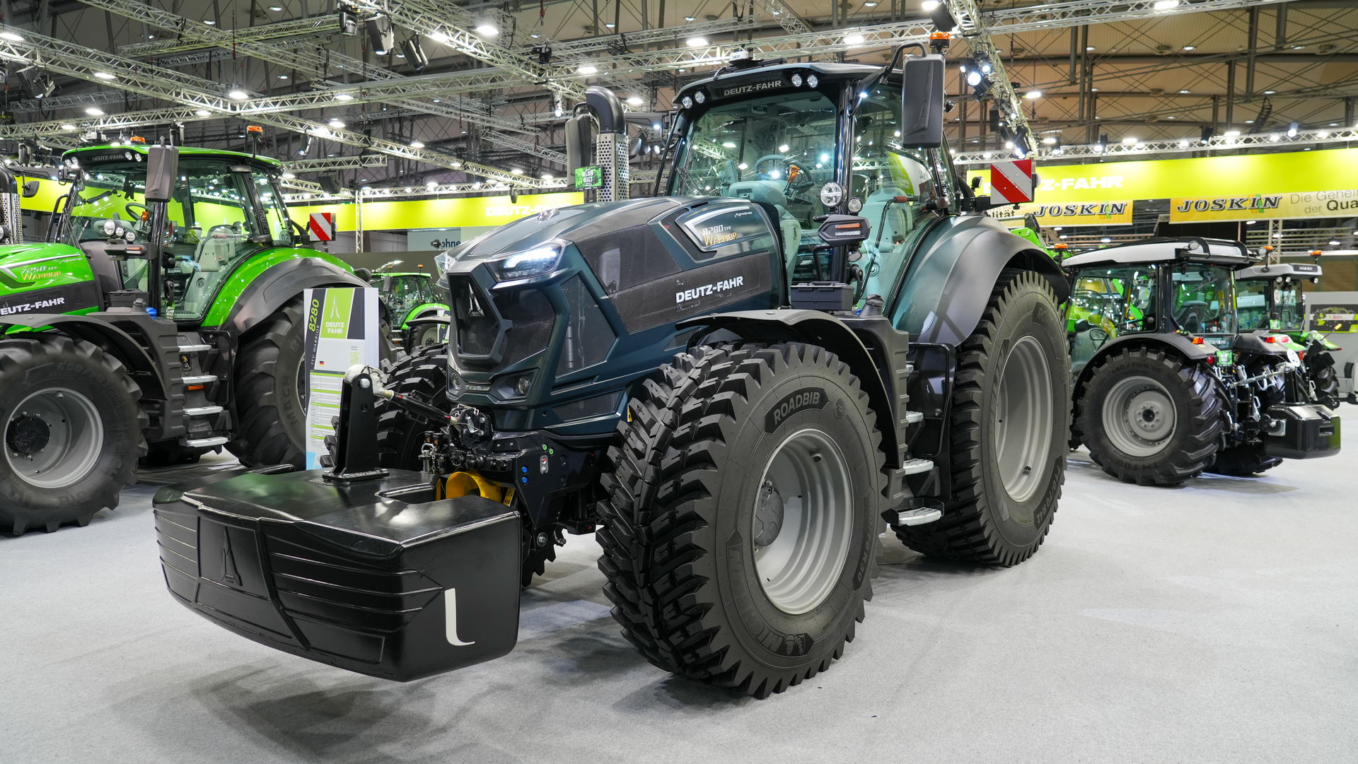 Schrägansicht der Front eines Deutz-Fahr 8280 TTV Warrior, ausg…