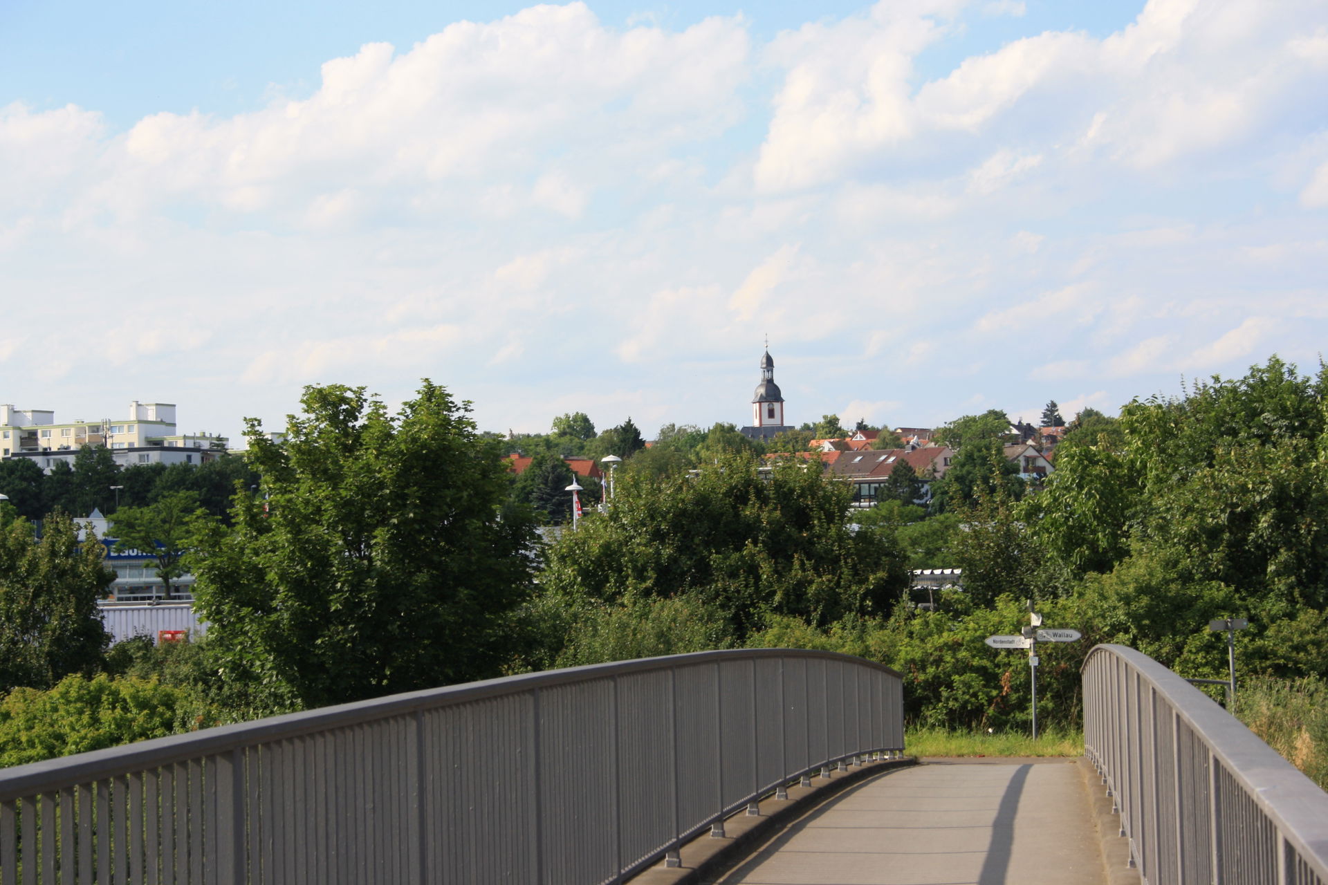 Nordenstadt von Fußgänger/Radfahrer Autobahnbrücke