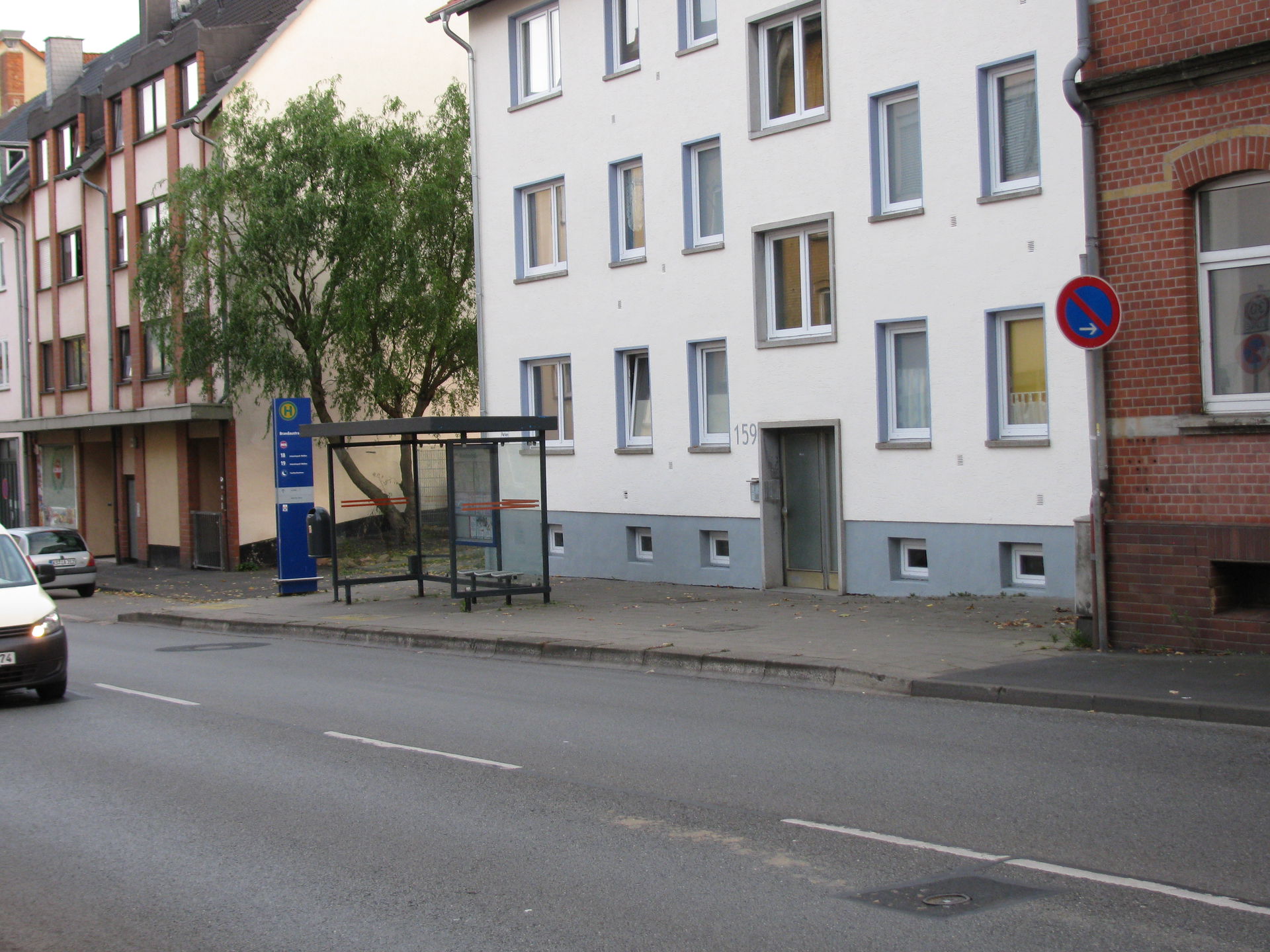 die Bushaltestelle Brandaustraße in der Wolfhager Straße in Fah…