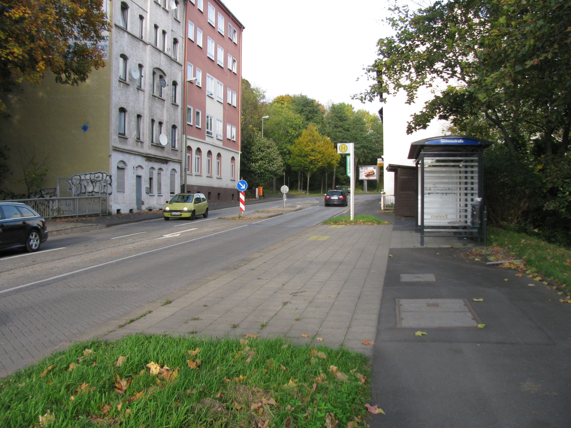 die Bushaltestelle Siemensstraße in der Wolfhager Straße in Fah…
