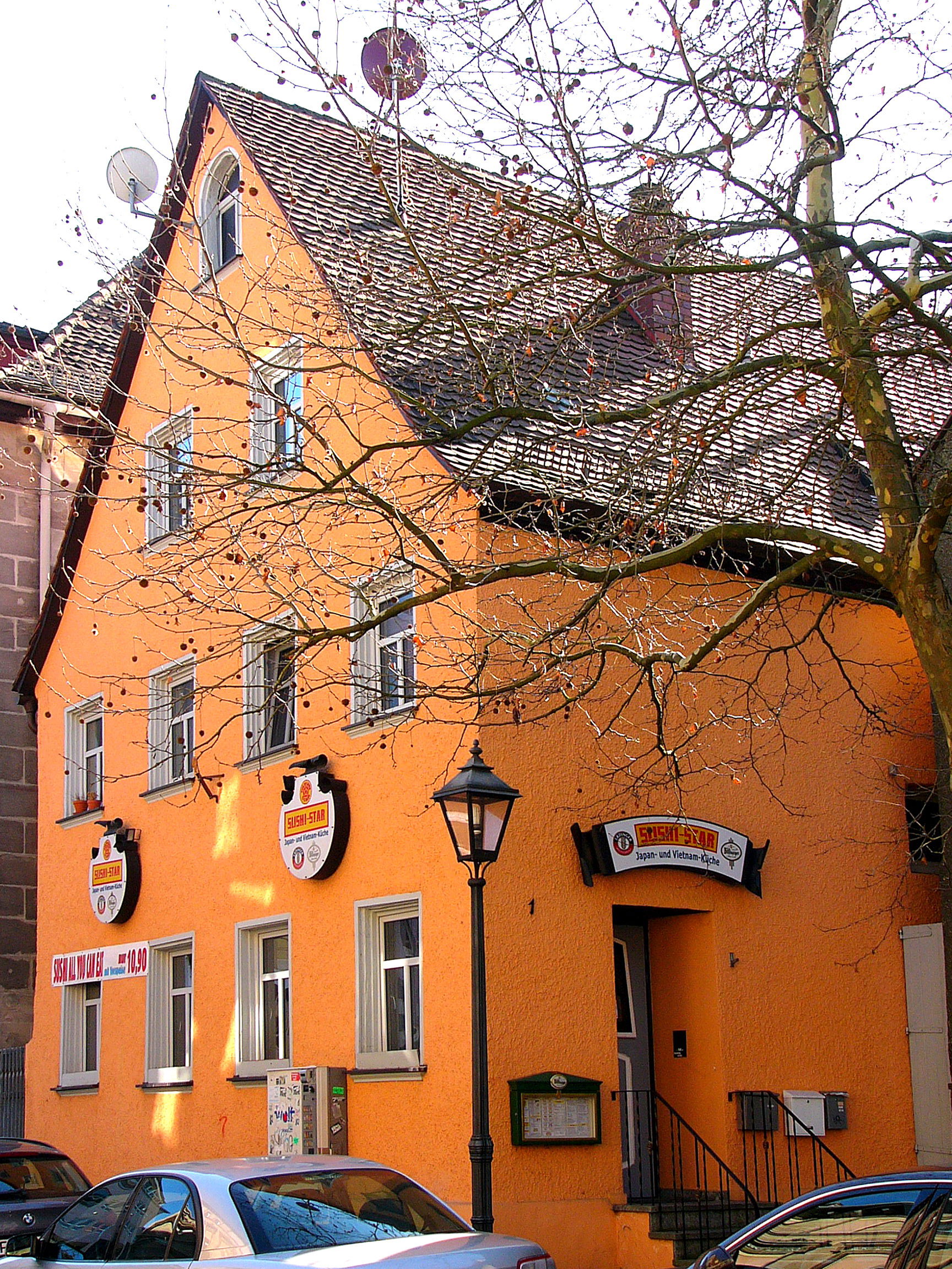 Wohnhaus mit Gaststätte; zweigeschossiger, giebelständiger und …