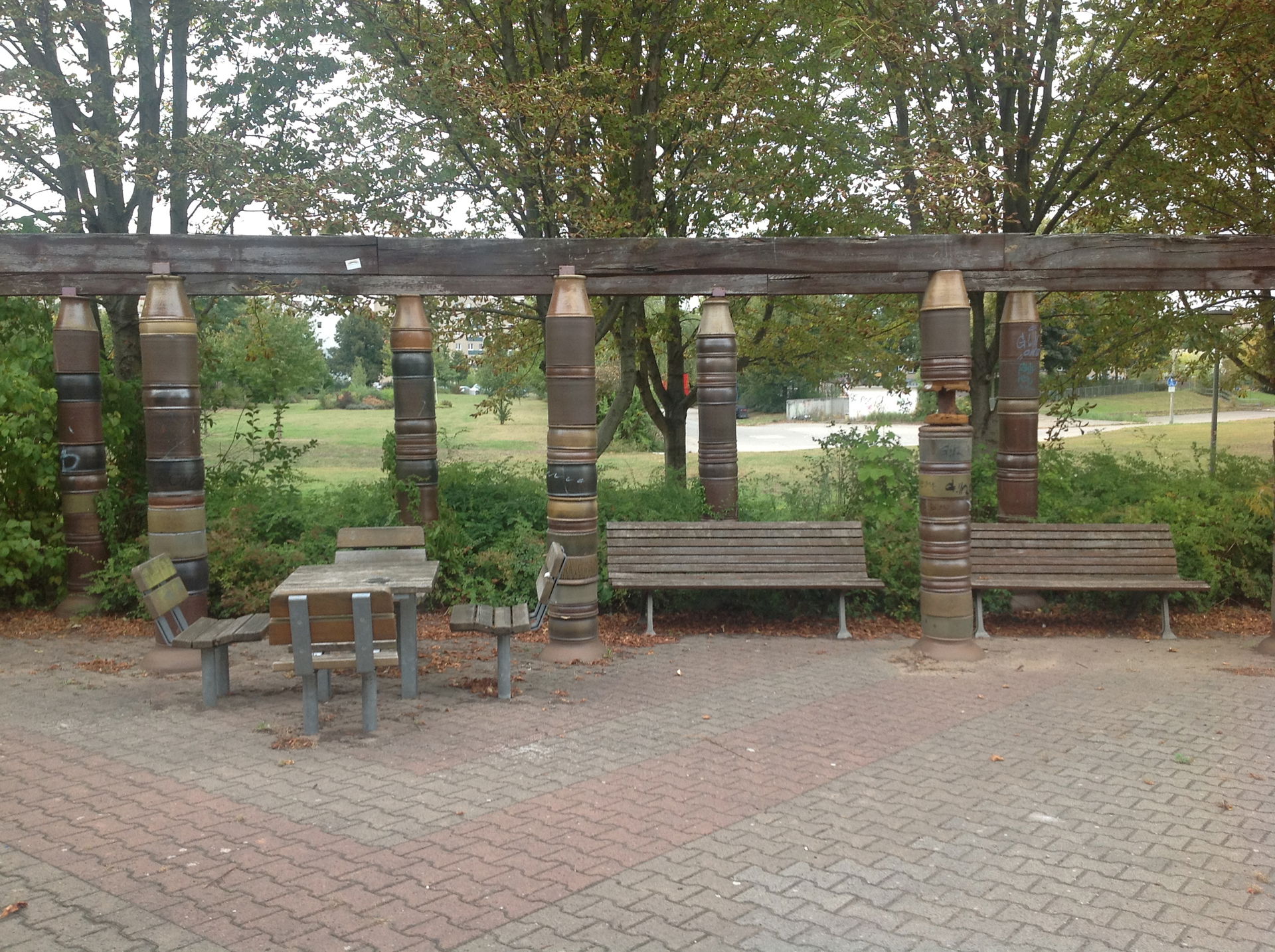 Gunter Wächtler, Pergola, 1988, Keramik, Segmente auf der Töpfe…
