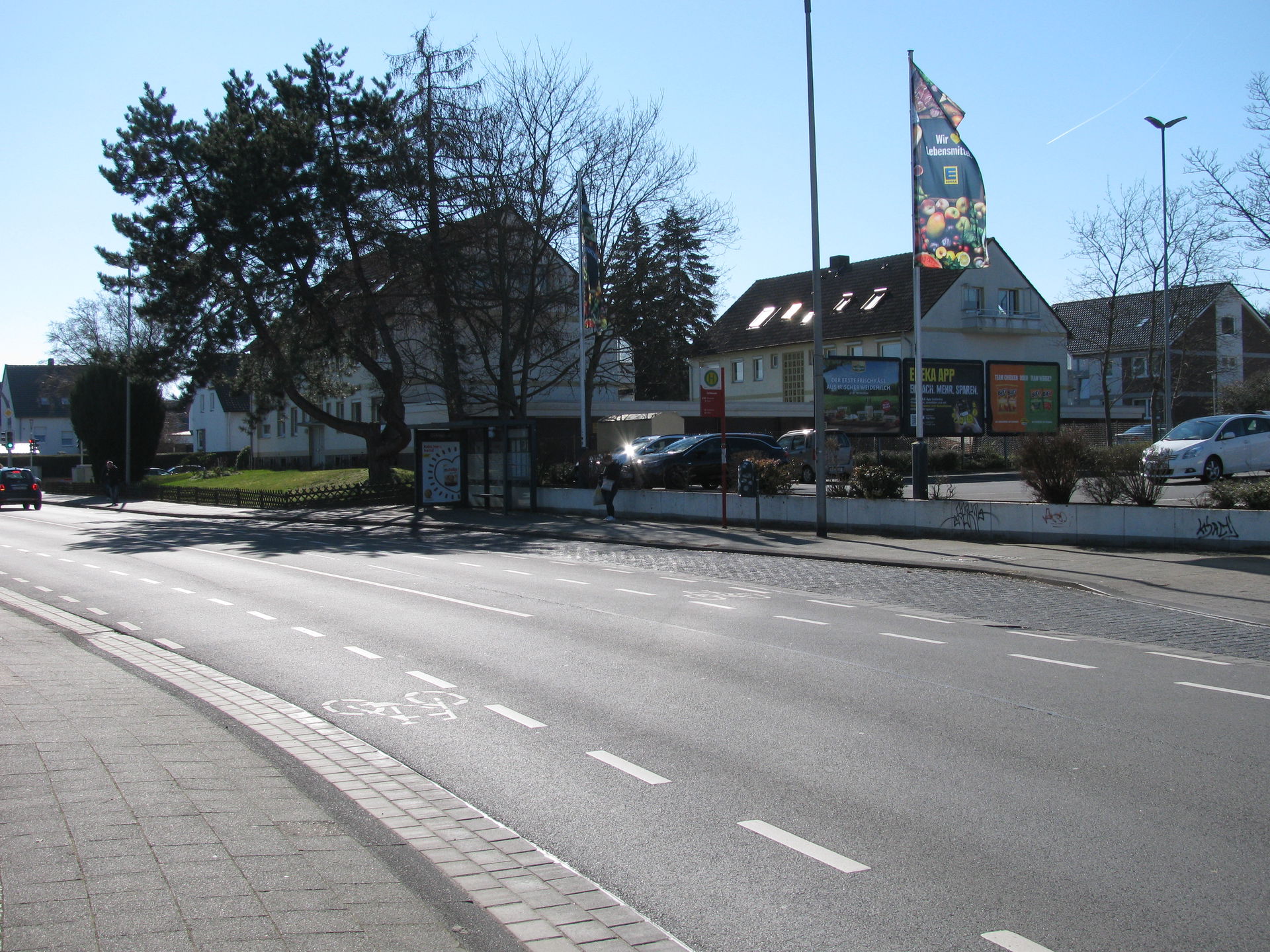 die Bushaltestelle Ochtersum in der Kurt-Schumacher-Straße in O…