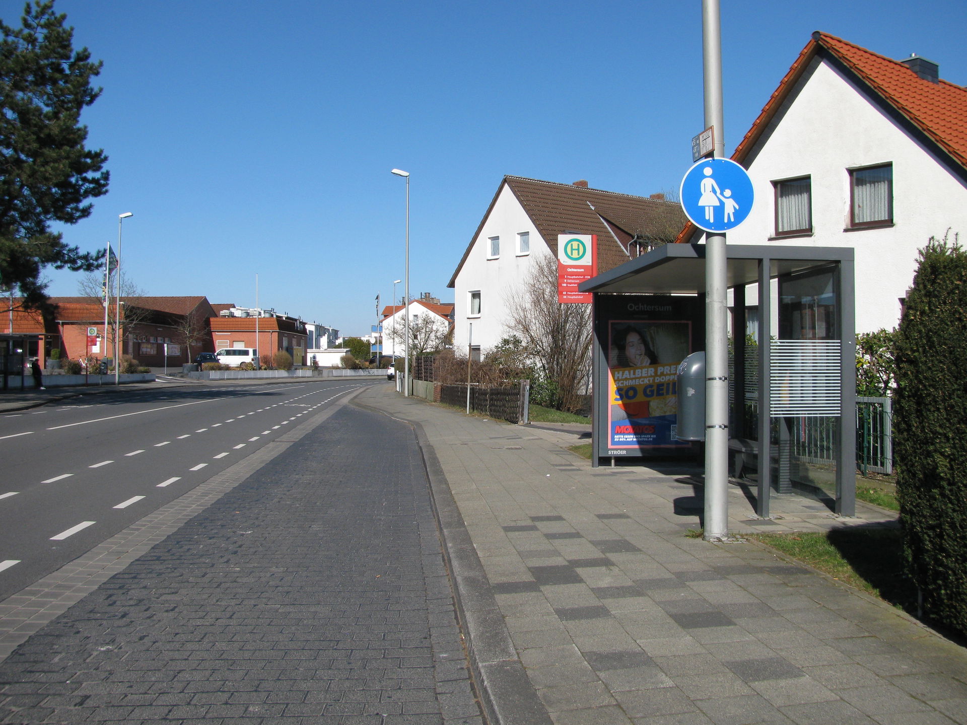 die Bushaltestelle Ochtersum in der Kurt-Schumacher-Straße in O…