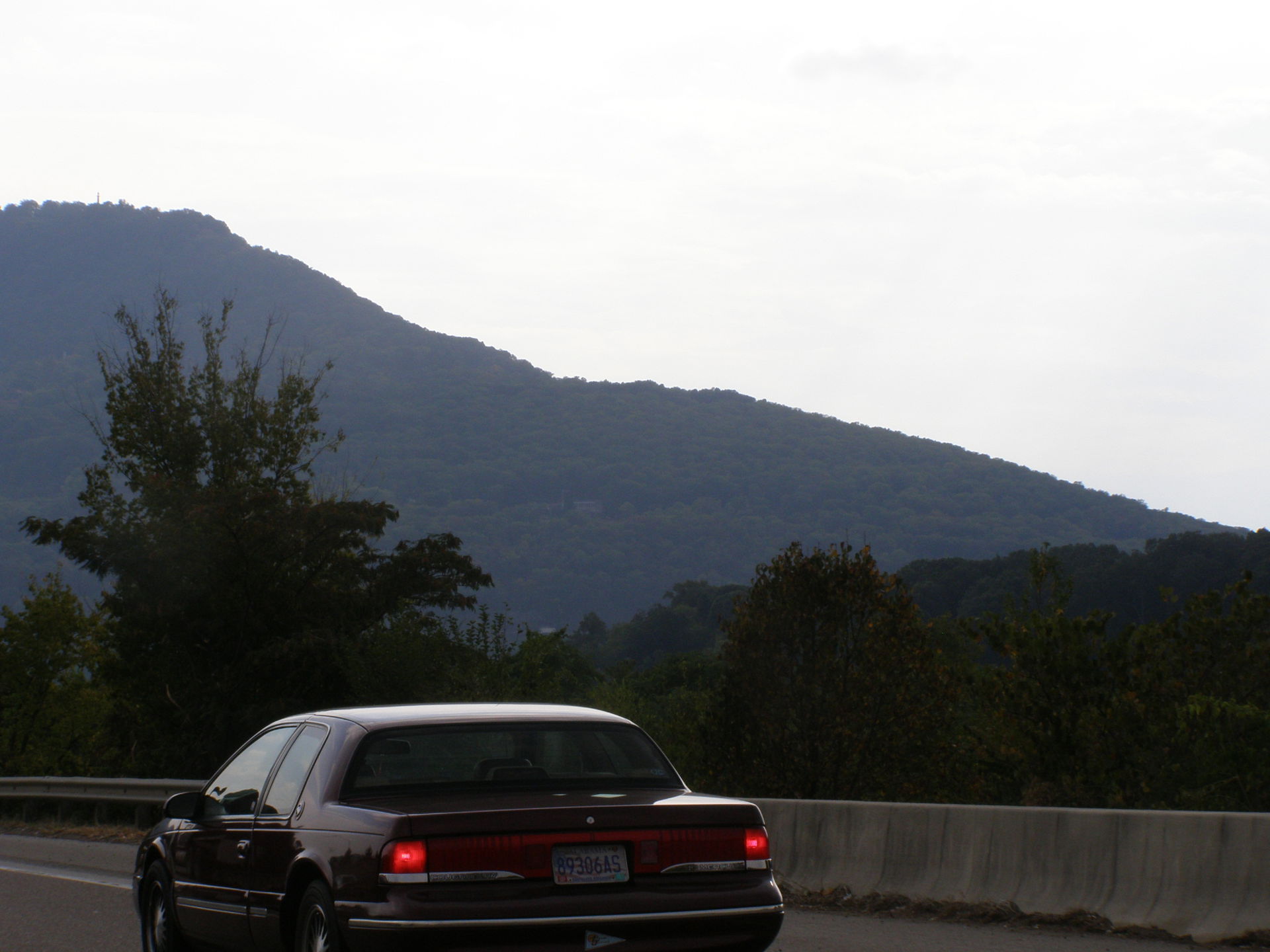 Approaching the foot of Lookout Mountain, on I-24.