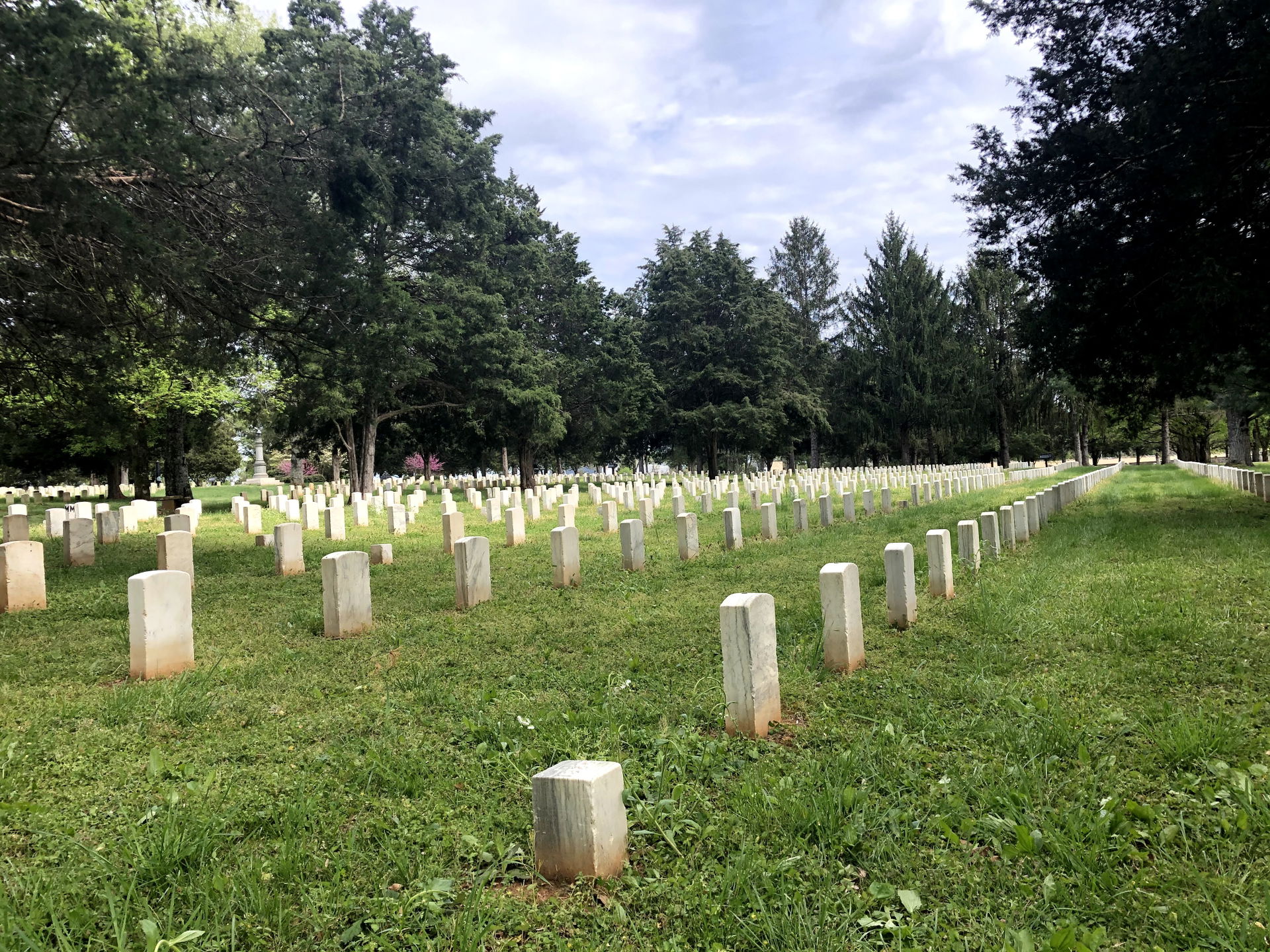 Gravestones of Civil War soldiers at Stones River National Batt…
