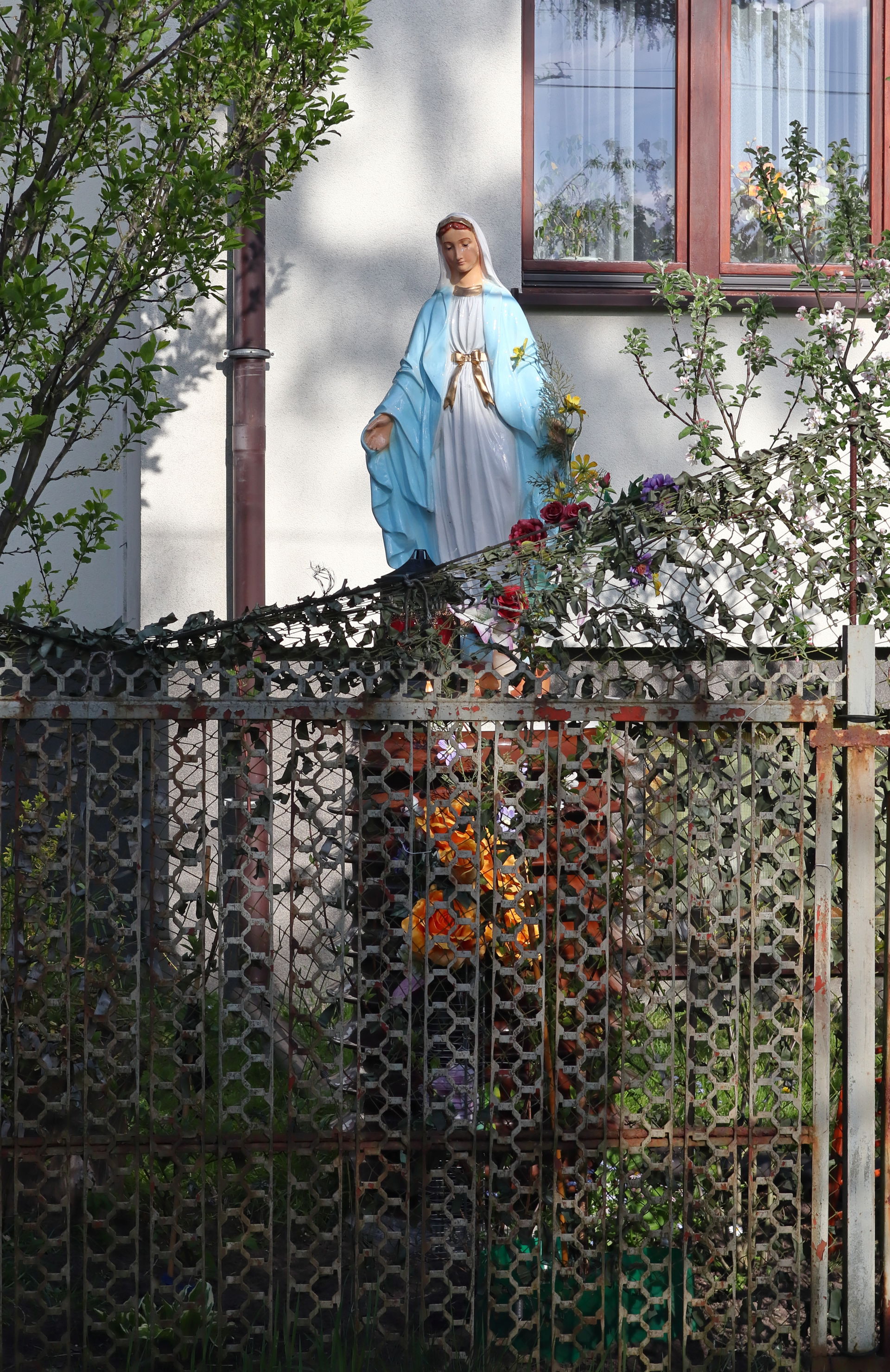 Kapliczka maryjna przy ulicy Świerkowej na warszawskiej Wesołej.