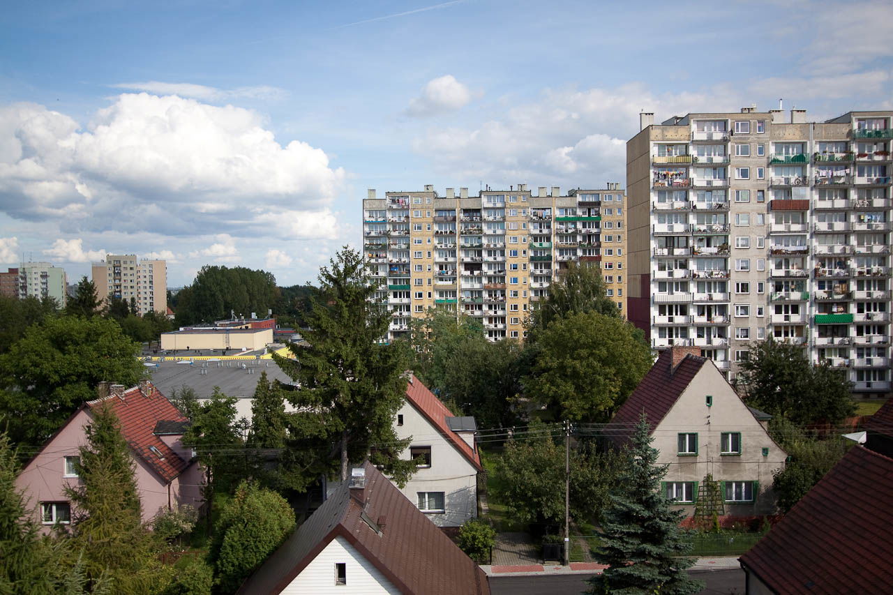 Domki przy ul. Dzierżonia, dalej bloki przy ul. Junaków i Kusoc…