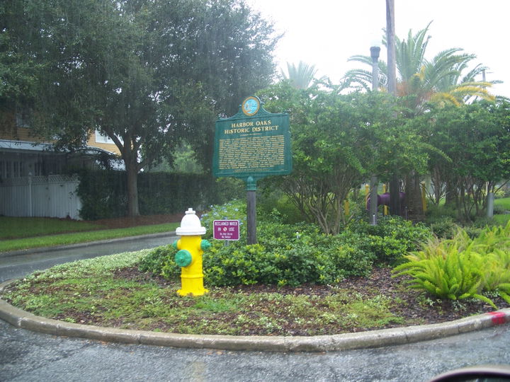 Harbor Oaks district