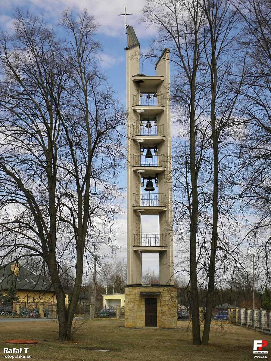 Ośmiokondygnacyjna dzwonnica, robi wrażenie.