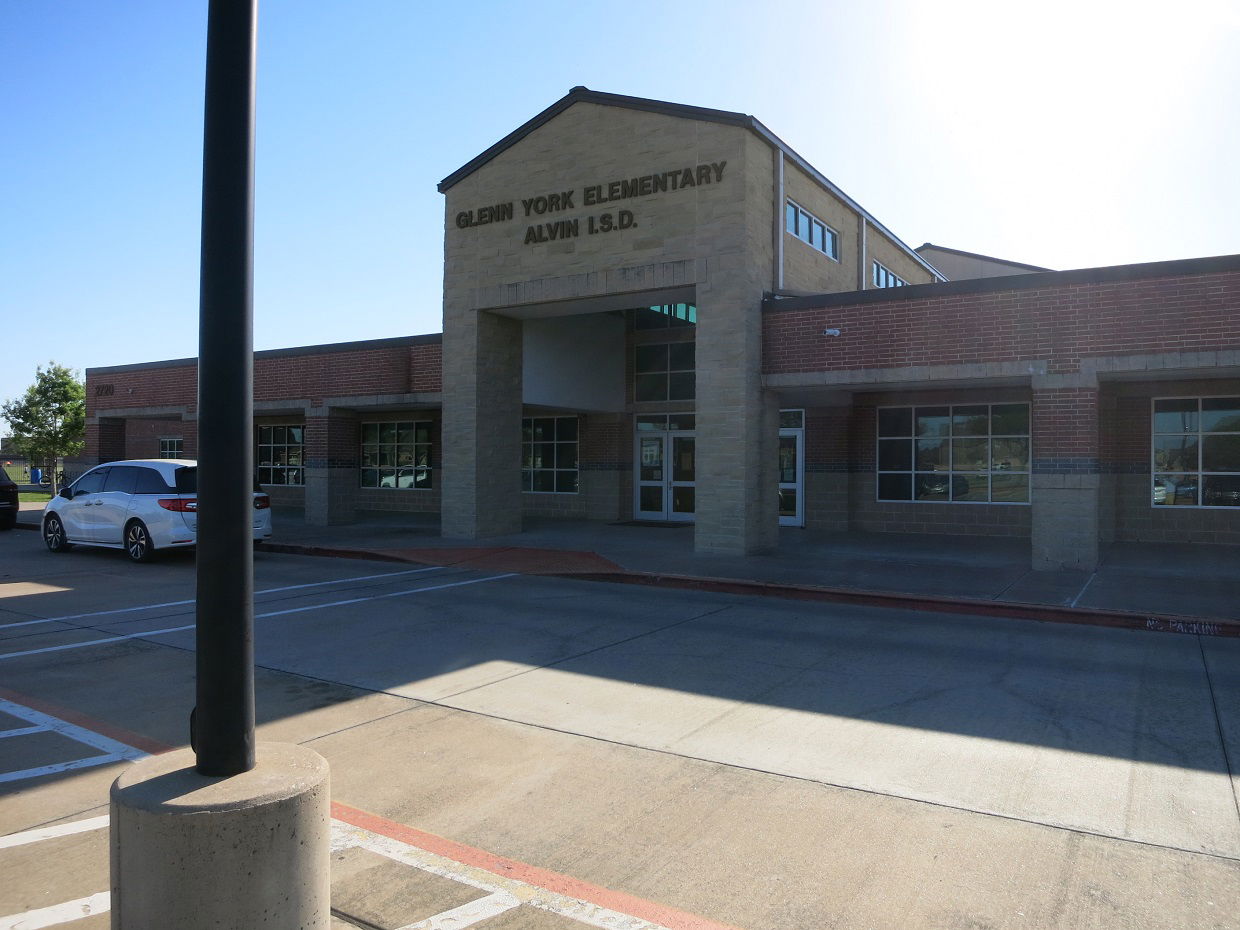 Photo shows Glenn York Elementary School located at 2720 Kingsl…