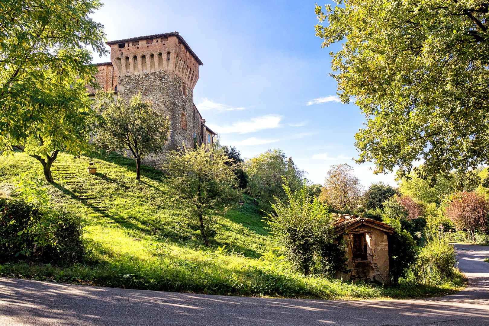 Scorcio della torre della rocca di Campiglio (Vignola, MO), ing…