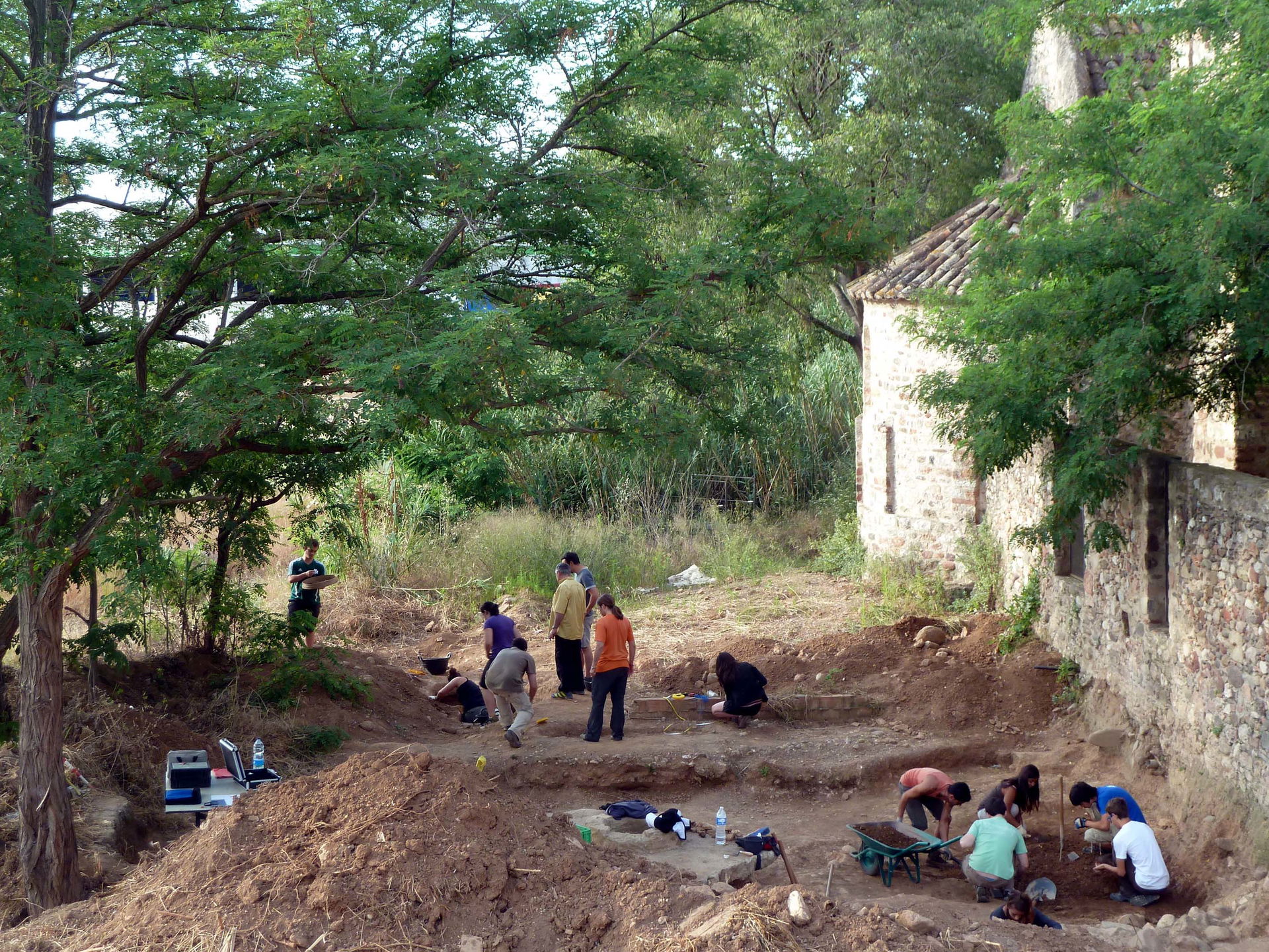 Gent treballant a les excavacions
