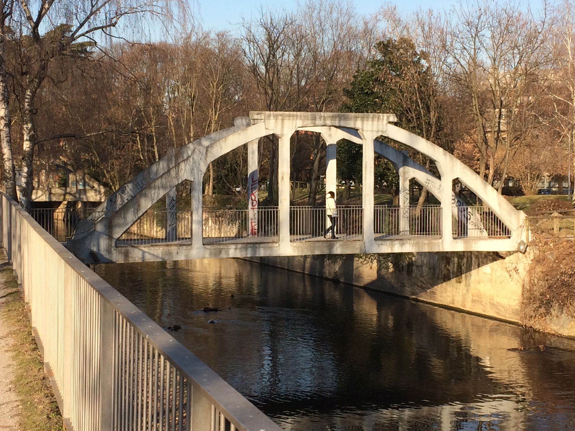 Ponte sull'Olona a Legnano, che collega i giardini di via Diaz …