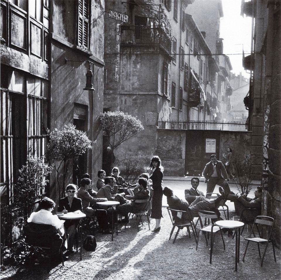 il Bar Jamaica nei vicoli del quartiere Brera nel 1955. Fotogra…