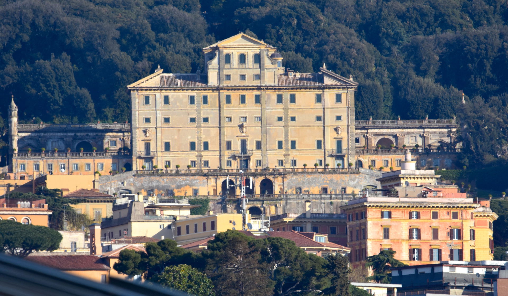La maestosa Villa Aldobrandini domina l'abitato di Frascati
