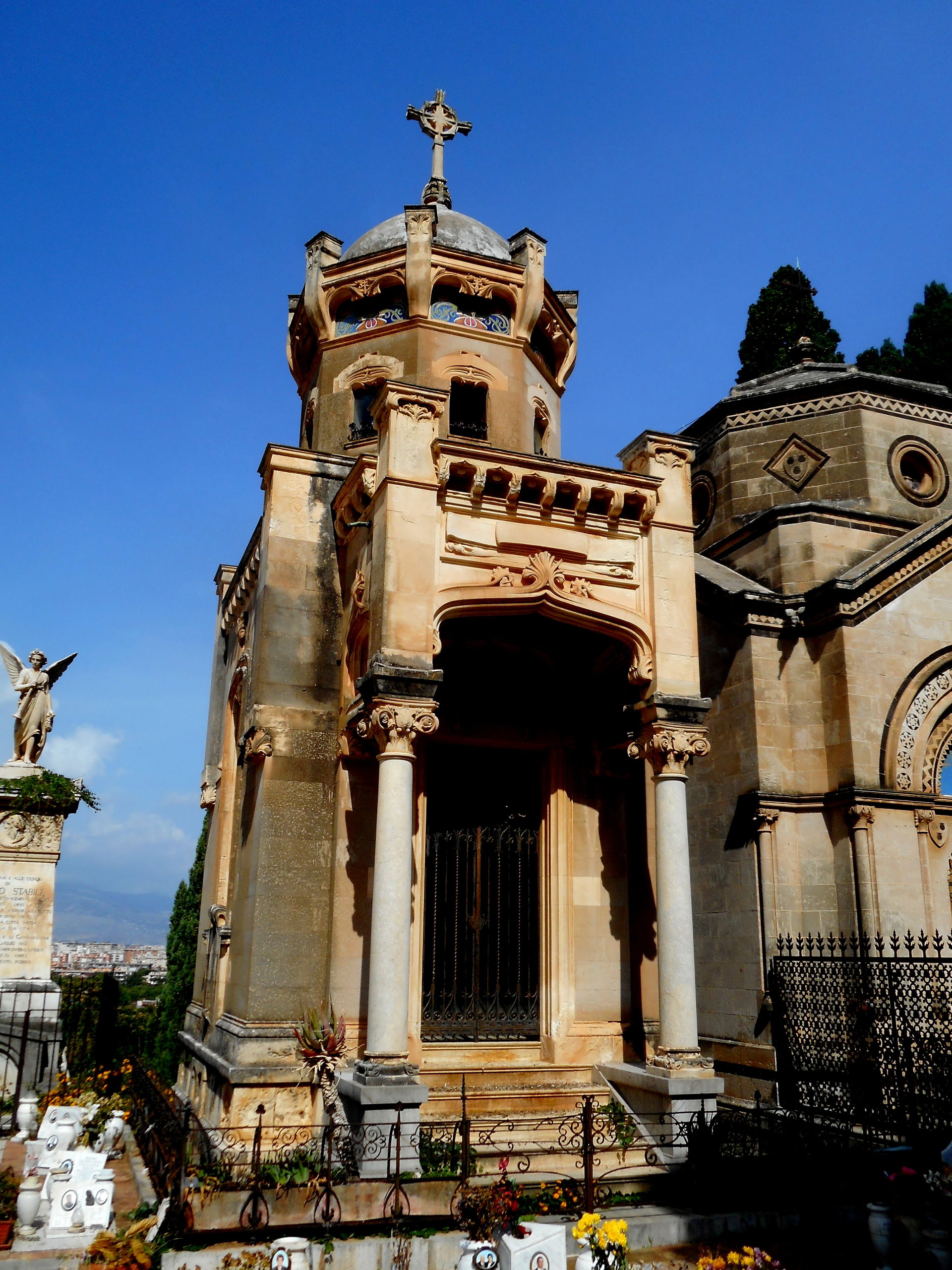 Cappella Lanza di Scalea nel cimitero di Santa Maria di Gesù, o…