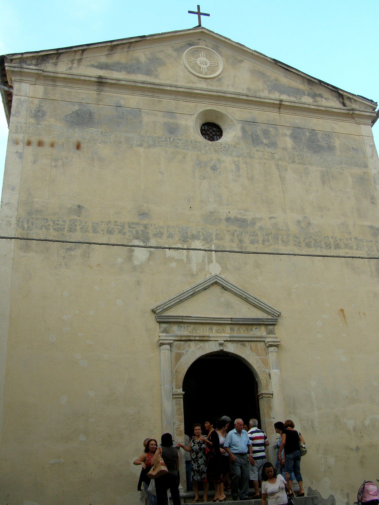 Priečelie kostola Santa Maria d'Episcopio v starom meste